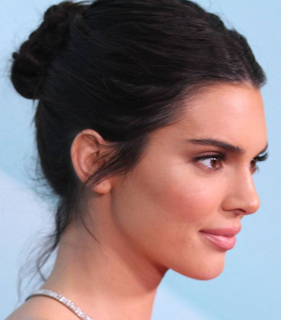 Kendall zaprezentowała się w prostym, naturalnym koczku