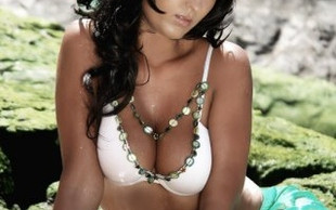 Spalone słońcem piersi, które chcą wystąpić na Eurowizji