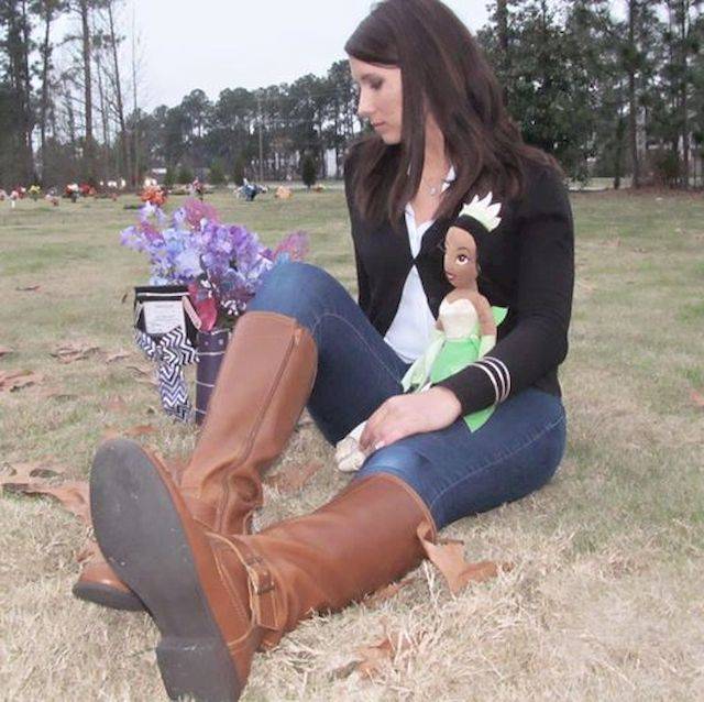 Te zdjęcia ze zmarłą dziewczynką, kryją w sobie potworną tajemnicę