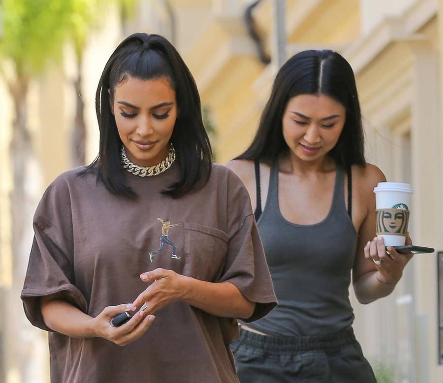 Kim Kardashian w mało seksownej stylizacji na mieście z asystentką
