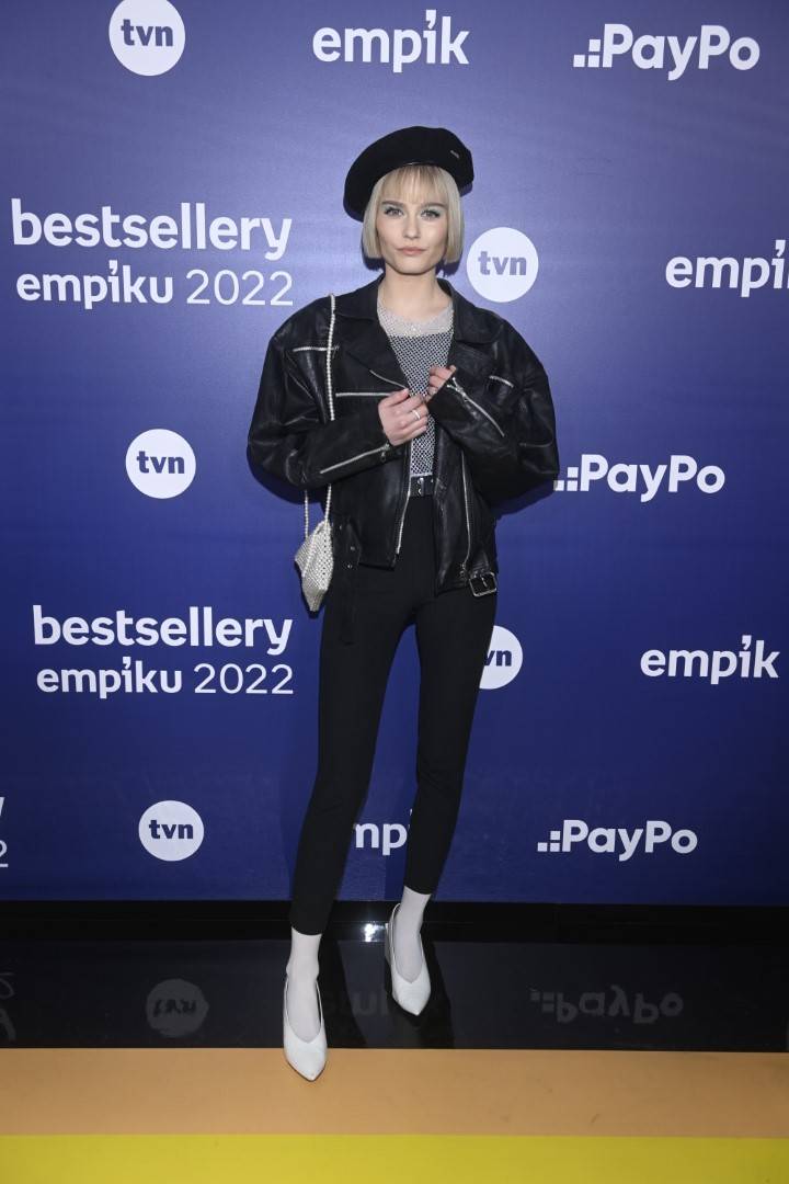 Bestsellery Empiku 2022: Doda świeci nóżką i dekoltem, limonkowa Joanna Opozda, ciężarna Sylwia Przybysz z mężem