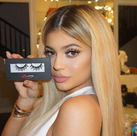 Zdjęcia, na których Kylie Jenner wygląda jak plastikowa lalka