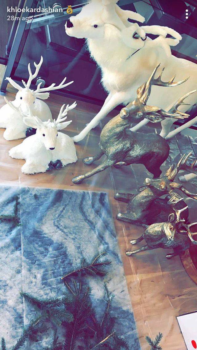 Khloe Kardashian ubiera choinkę – w jakim stylu będzie w tym roku?