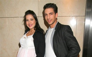 Łukasz Czarnecki pali przy ciężarnej parterce (FOTO)