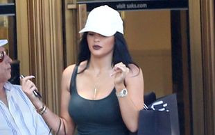 Kylie Jenner odpowiada na zarzuty powiększenia piersi