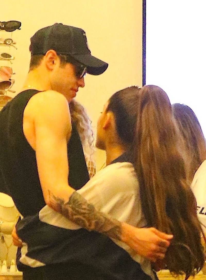 Gorące pocałunki Ariany Grande z narzeczonym!