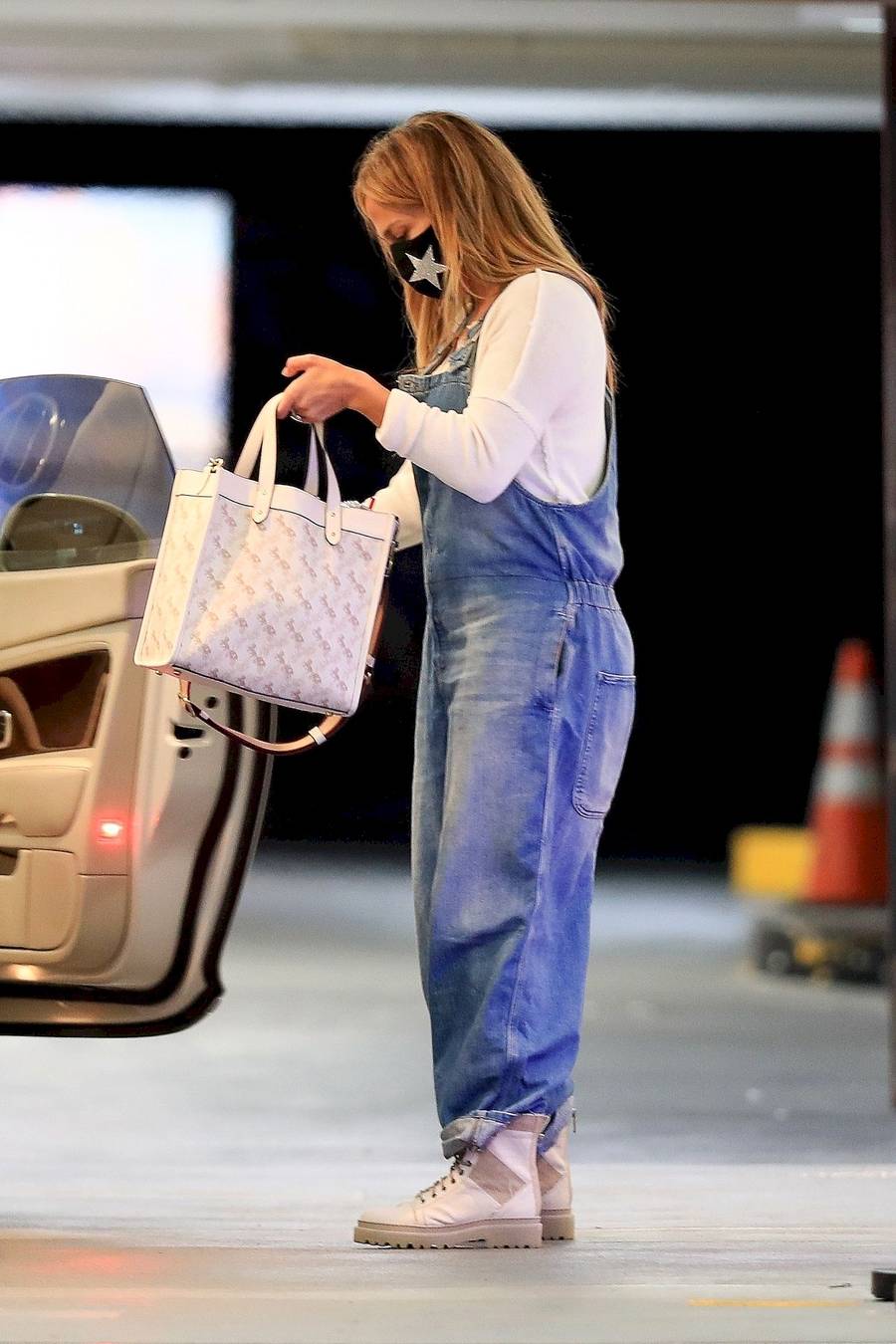 Jennifer Lopez w szerokich jeansach