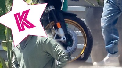 Dawno niewidziany Brad Pitt. Ogląda nowy motor kumpla z zespołu Red Hot Chili Peppers. (ZDJĘCIA)