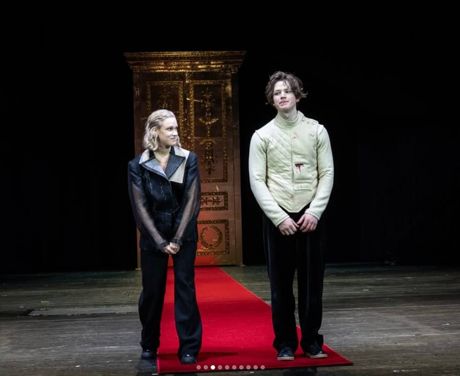 Jan Englert dał mu niezwykłą szansę! Zagrał “HAMLETA”. Kim jest 22-letni Hugo Tarres?