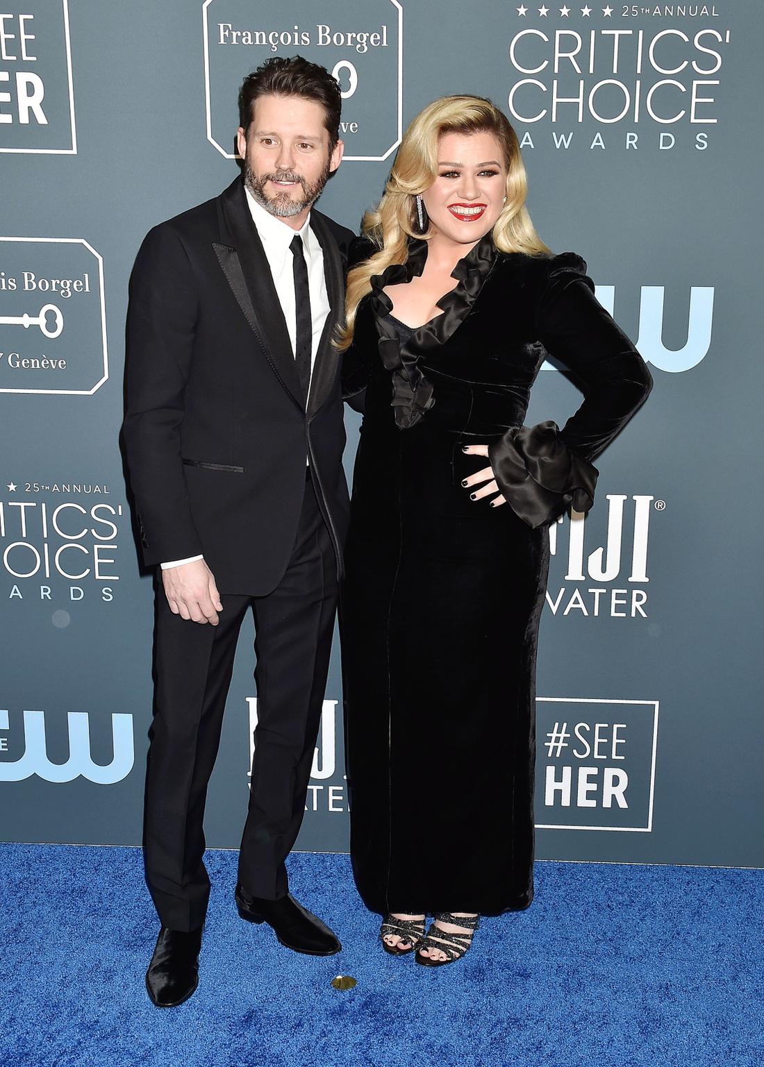 Kelly Clarkson złożyła pozew o rozwód - wyszły na jaw szokujące kulisy małżeństwa. Kelly Clarkson z mężem na imprezie branżowej.