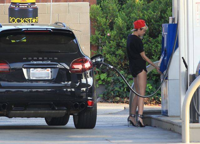 Miley Cyrus na stacji benzynowej