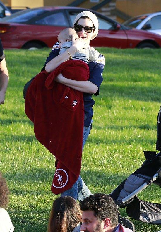 Anne Hathaway opiekuje się z dzieckiem przyjaciół