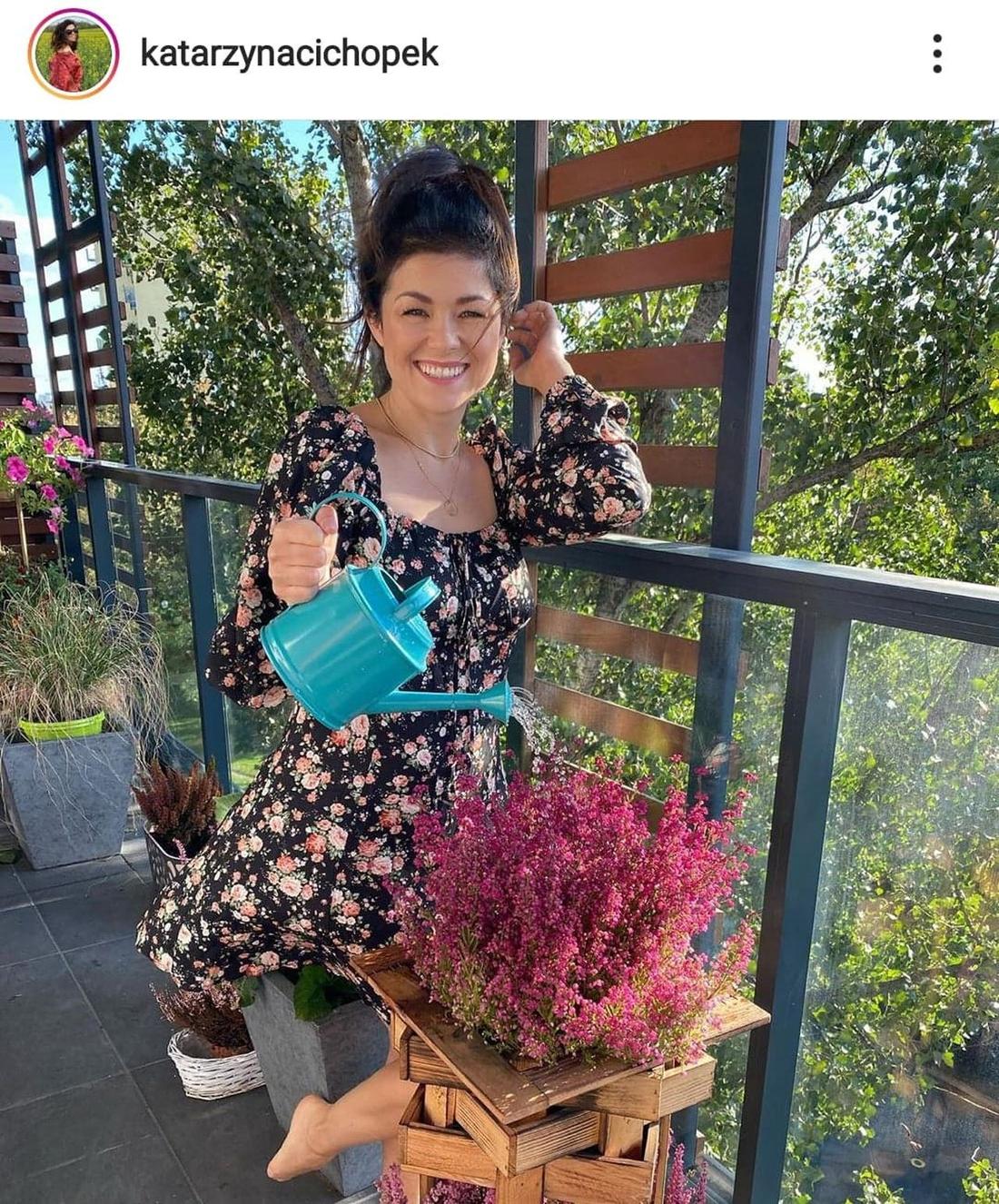 Katarzyna Cichopek podlewa kwiaty