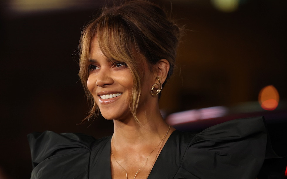 56-letnia Halle Berry pozuje bez makijażu w seksownej koronkowej sukience