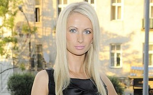 Kim jest ta seksowna blondynka? (FOTO)