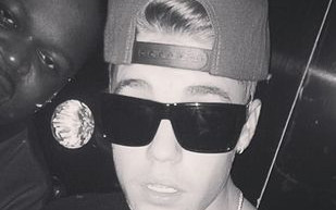 Justin Bieber chwali się nowymi tatuażami (FOTO)