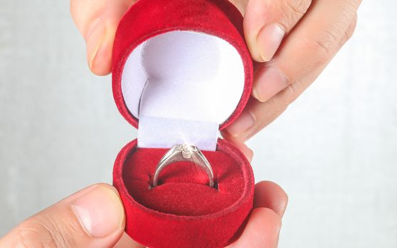 Kobiecie nie spodobał się pierścionek zaręczynowy. Co zrobiła?