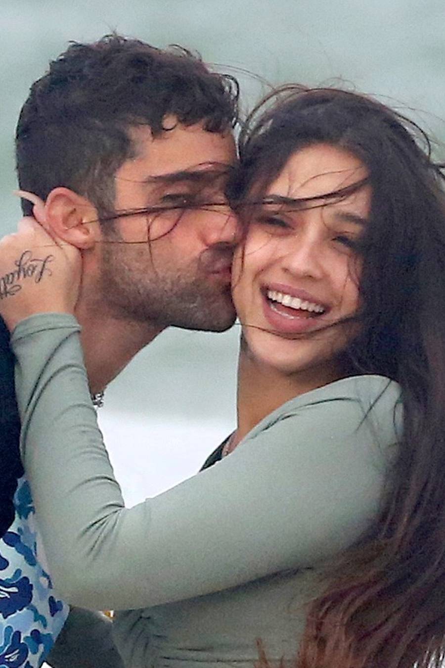 Max Ehrich całuje Mariah Angeliq.