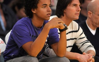 Tom Cruise i jego syn Connor na meczu koszykówki (FOTO)