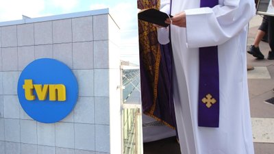 Znany ksiądz wystąpi w reality show TVN-u. Znamy szczegóły