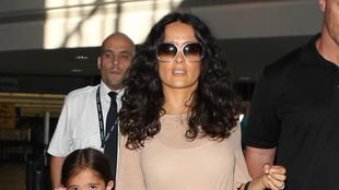 Córeczka Salmy Hayek wstydzi się paparazzi (FOTO)