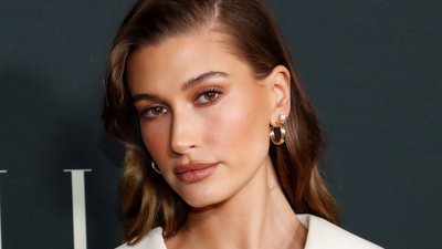 Wystrojona Hailey Bieber na gali “Elle”