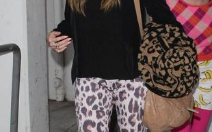 Khloe i Kourtney na lotnisku też trzymają fason (FOTO)