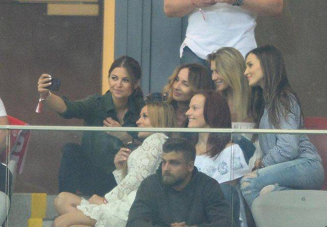 Anna Lewandowska i inni kibicują podczas meczu Polska-Rumunia