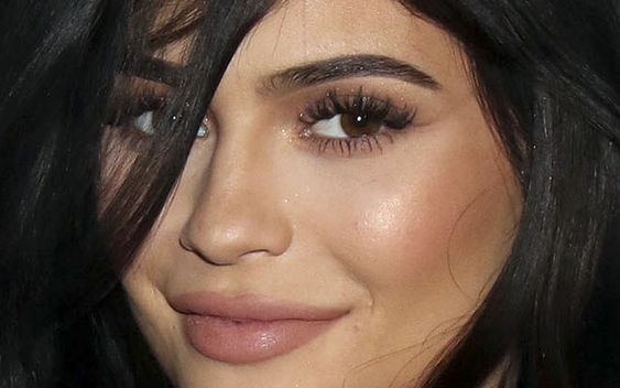 Co to miało być? Czy Kylie Jenner chciała wyglądać jak księżniczka Dżasmina? (ZDJĘCIA)