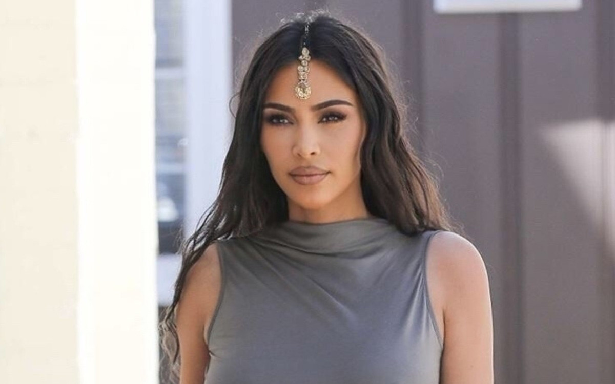Kim Kardshian jak gwiazda Bollywood z ozdobą tikka we włosach i… bez stanika