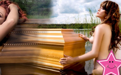 Nagie modelki reklamują trumny (FOTO)