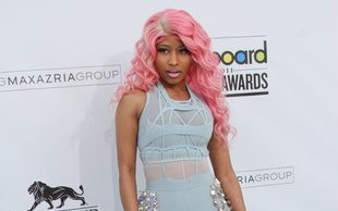 Nicki Minaj znów pozuje pupą do aparatów (FOTO)