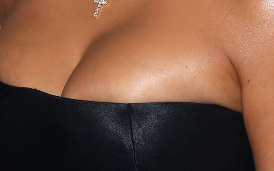 To nie implanty, ale piersi Kim Kardashian nie są naturalne