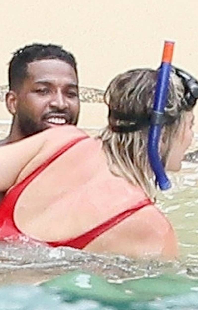 Znowu zakochana Khloe pluska się z Tristanem w morzu!