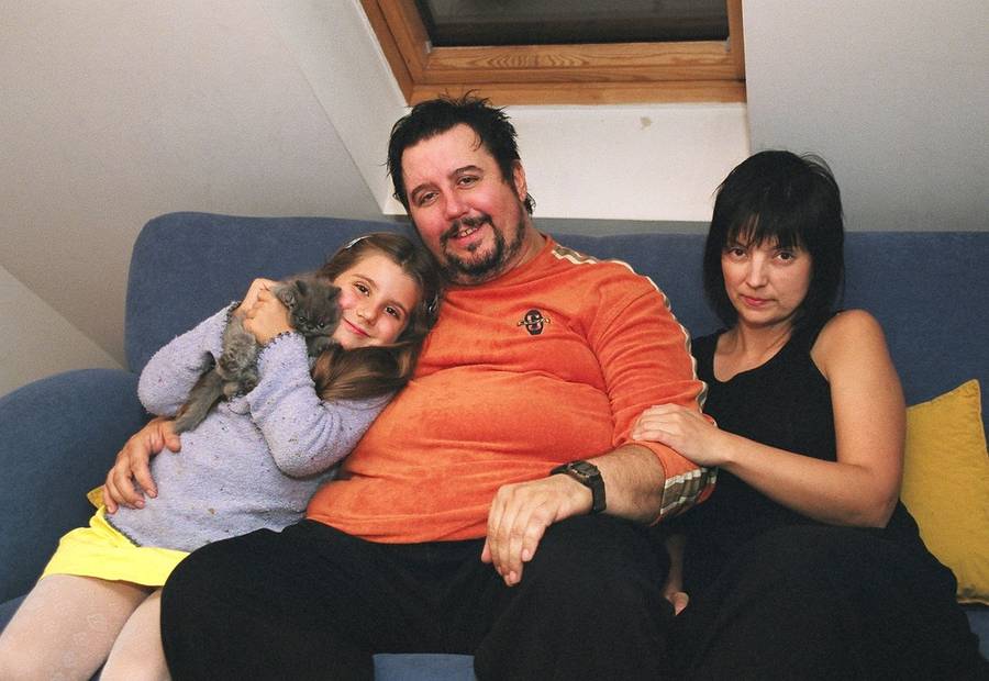 Dariusz Gnatowski z żoną i córką w domu