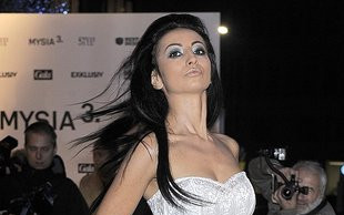 Piórka ledwie przykryły zgrabną pupę (FOTO)