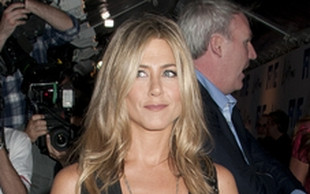 Jennifer Aniston – w spodniach, ale z pazurem (FOTO)