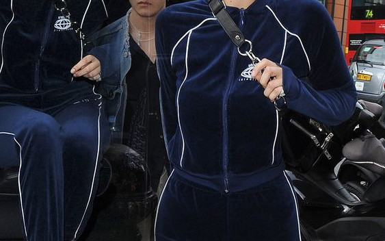 Ikona stylu w dresie i z torebką pod pachą