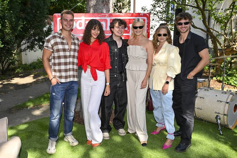 Plejada gwiazd na premierze „Rodzinki.pl”! Julia Wieniawa i Maciej Musiał w centrum uwagi… (FOTO)