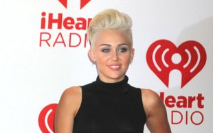 Miley Cyrus nawet na czerwonym dywanie świeci brzuszkiem