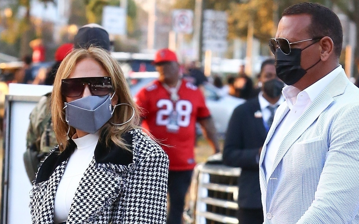 Jennifer Lopez z narzeczonym na Super Bowl w płaszczu Chanel i ryzykownych szpilkach (ZDJĘCIA)