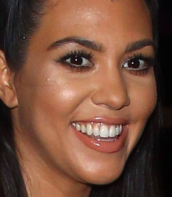12 zdjęć, które ukazują, jak NAPRAWDĘ Kourtney Kardashian wygląda z bliska