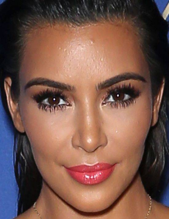 Wędrówka ust po twarzy Kim Kardashian
