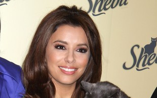 Eva Longoria karmi koty (FOTO)