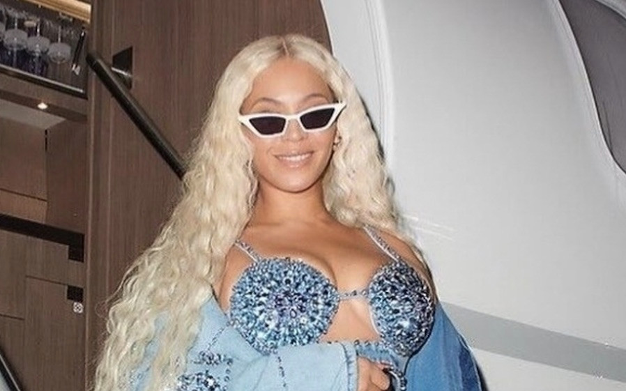 Platynowa Beyoncé wygląda jak Barbie. Gwiazda wkłada kij w mrowisko?