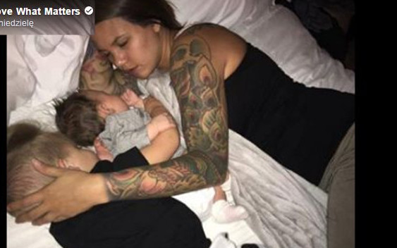 Dlaczego to zdjęcie mamy śpiącej z dziećmi stało się viralem i wywołało dyskusję?