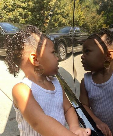 Przesada! Poza tym - mogą być niebezpieczne i gdzieś się zaczepić podczas zabawy.