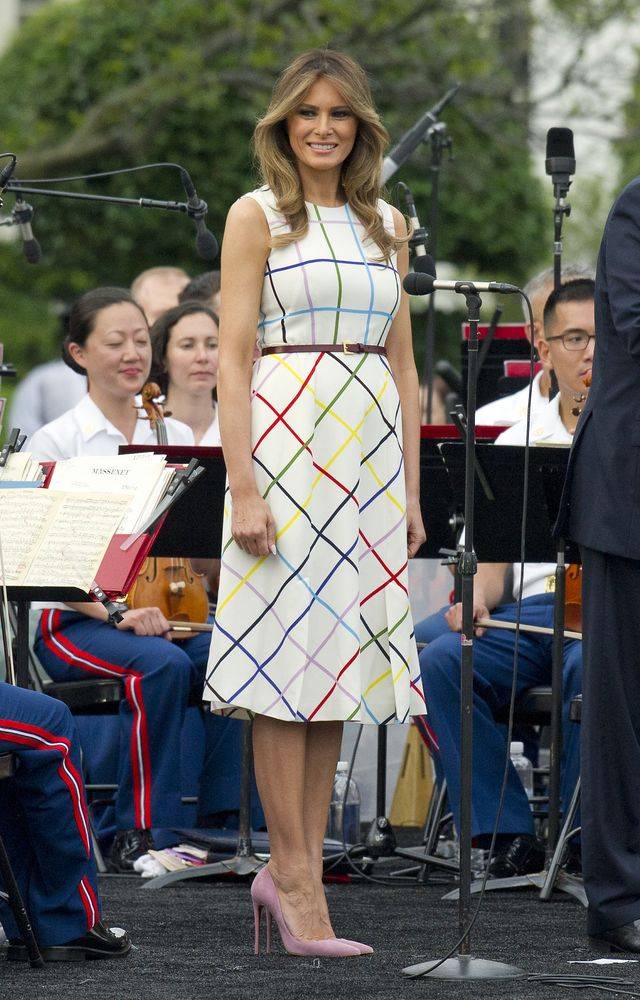 Dlaczego Melania Trump prawie ZAWSZE nosi SZPILKI?