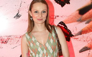 Flinta w kiecce mamusi