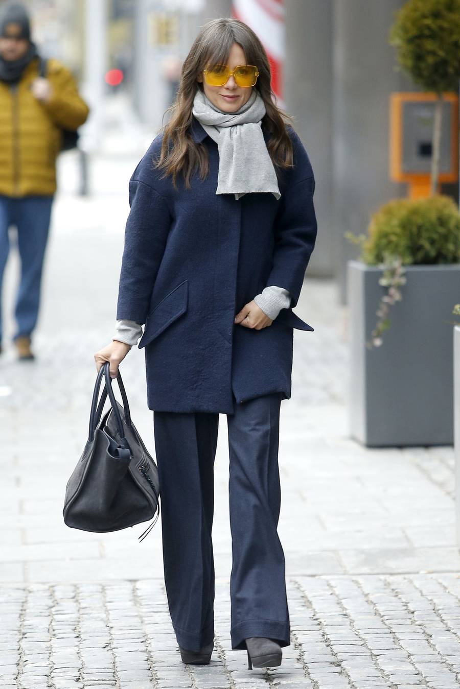 Kinga Rusin w krótkim płaszczu i garniturowych spodniach